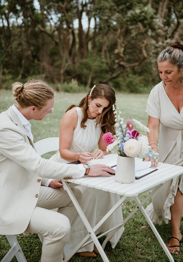 WHITE SIGNING TABLE - The Wedding Creators